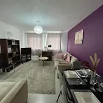 Chic 2 Bed Apartment With Free Parking- Recently Redecorated, 10 Minutes To City Centre