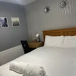 Chic 2 Bed Apartment With Free Parking- Recently Redecorated, 10 Minutes To City Centre