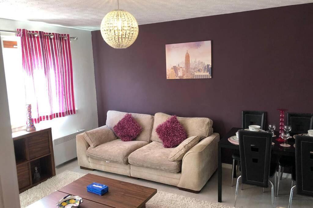 Chic 2 Bed Apartment With Free Parking- Recently Redecorated, 10 Minutes To City Centre * Édimbourg