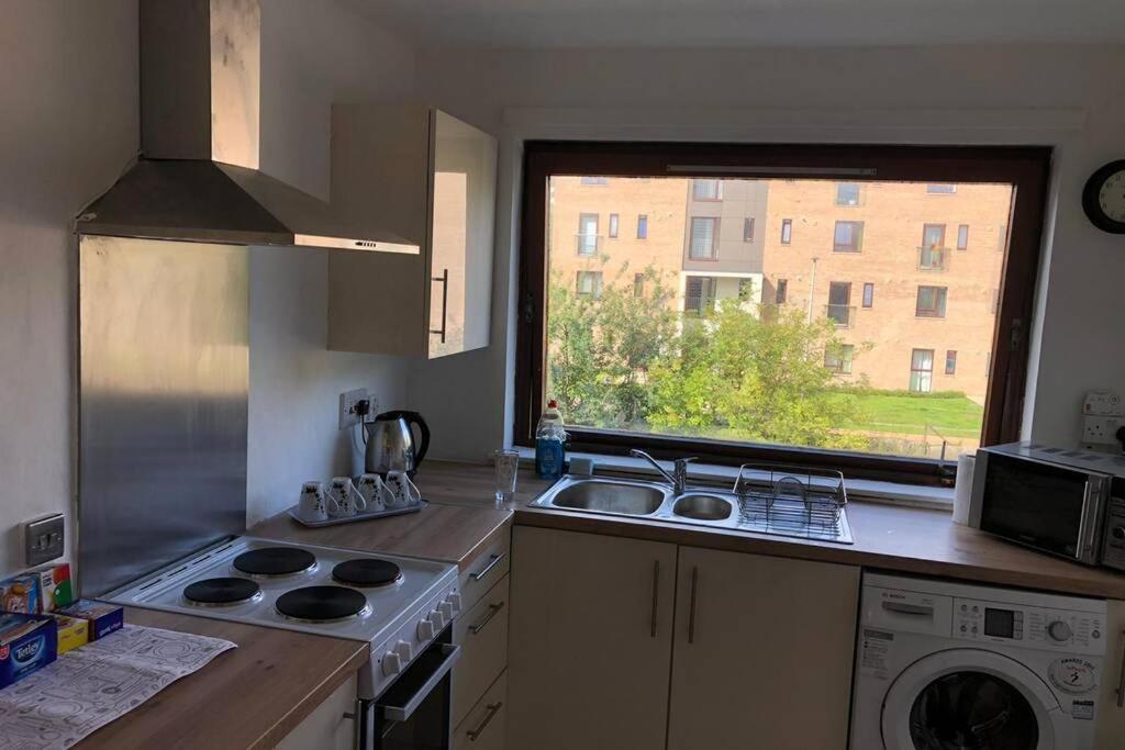 Chic 2 Bed Apartment With Free Parking- Recently Redecorated, 10 Minutes To City Centre * Édimbourg