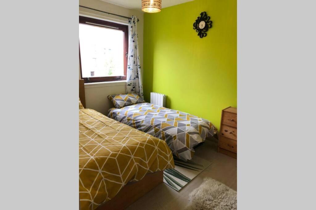 Chic 2 Bed Apartment With Free Parking- Recently Redecorated, 10 Minutes To City Centre Édimbourg