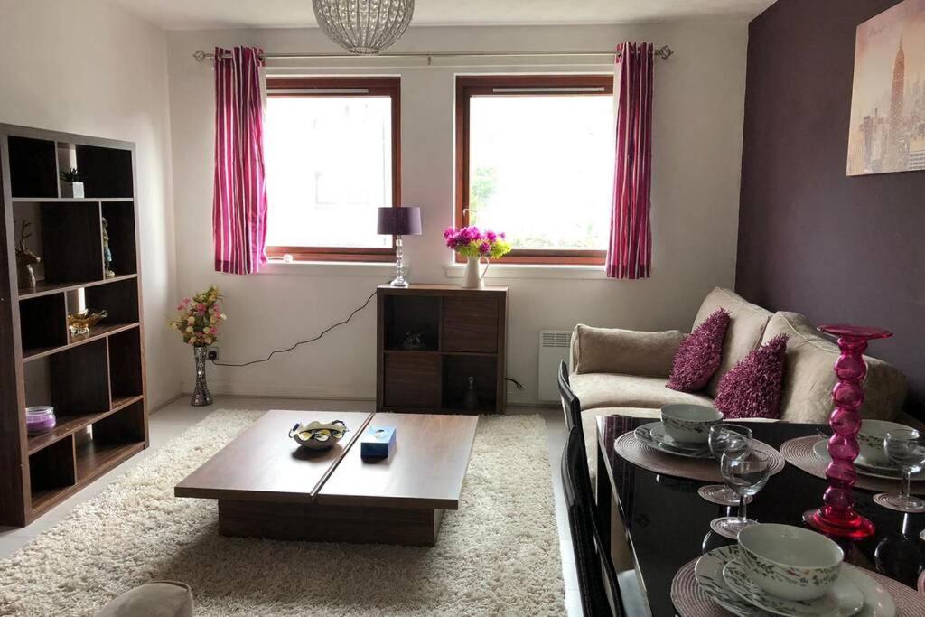 Chic 2 Bed Apartment With Free Parking- Recently Redecorated, 10 Minutes To City Centre Appartement *