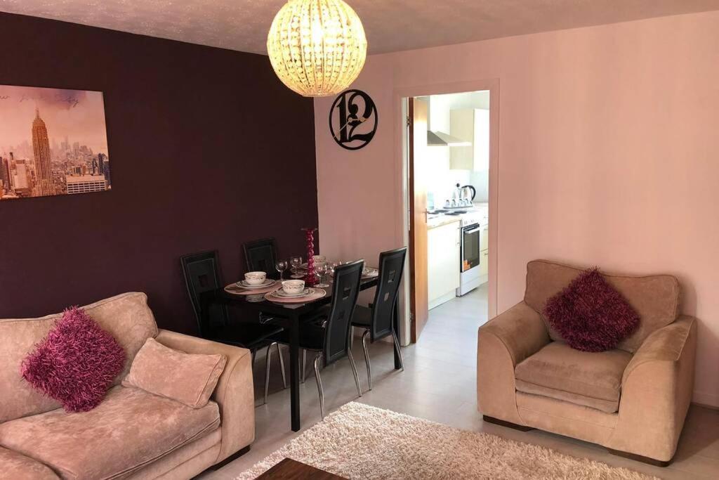 Chic 2 Bed Apartment With Free Parking- Recently Redecorated, 10 Minutes To City Centre Appartement