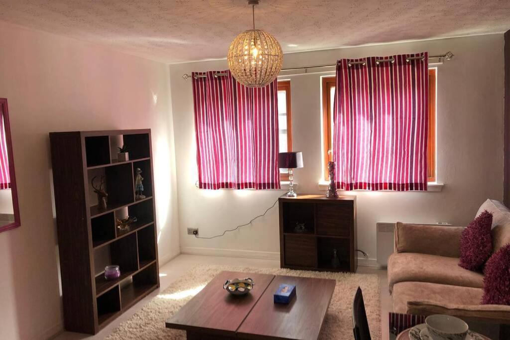 Appartement Chic 2 Bed Apartment With Free Parking- Recently Redecorated, 10 Minutes To City Centre