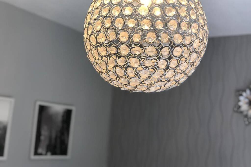 Chic 2 Bed Apartment With Free Parking- Recently Redecorated, 10 Minutes To City Centre Édimbourg