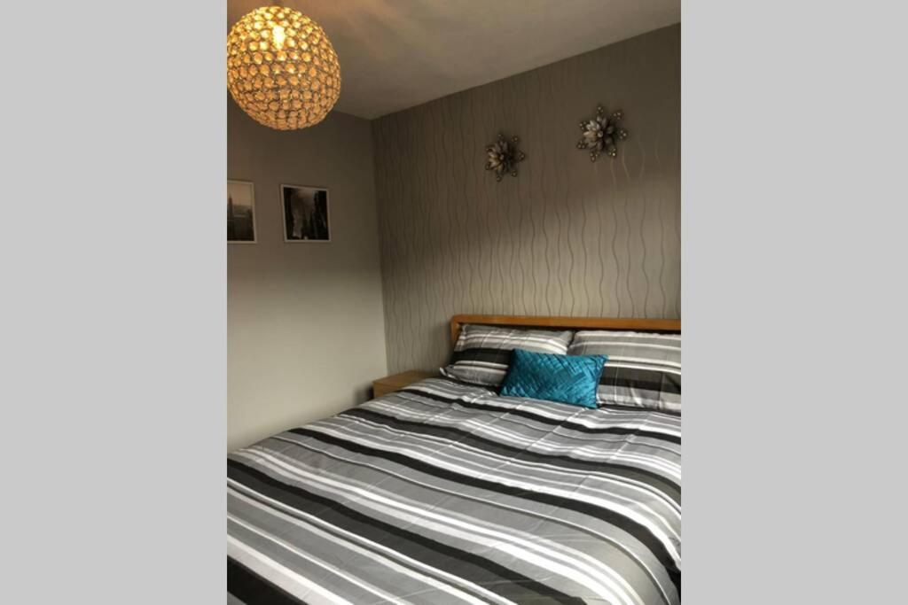 Chic 2 Bed Apartment With Free Parking- Recently Redecorated, 10 Minutes To City Centre Édimbourg