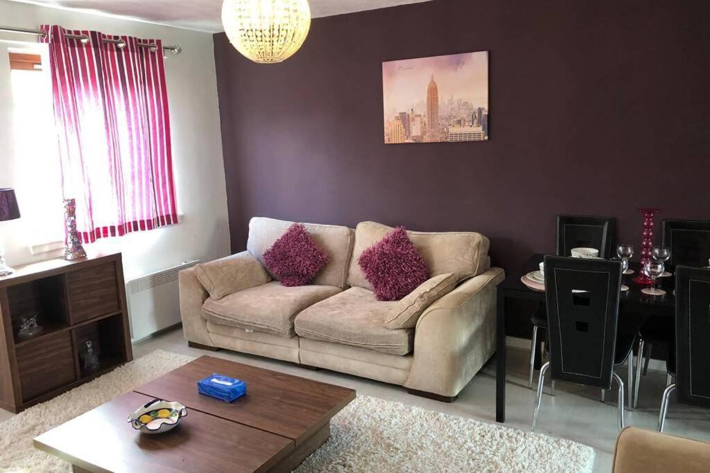 Chic 2 Bed Apartment With Free Parking- Recently Redecorated, 10 Minutes To City Centre Édimbourg