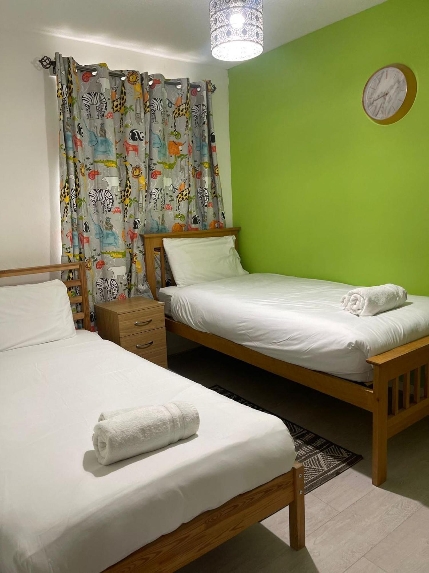 Appartement Chic 2 Bed Apartment With Free Parking- Recently Redecorated, 10 Minutes To City Centre