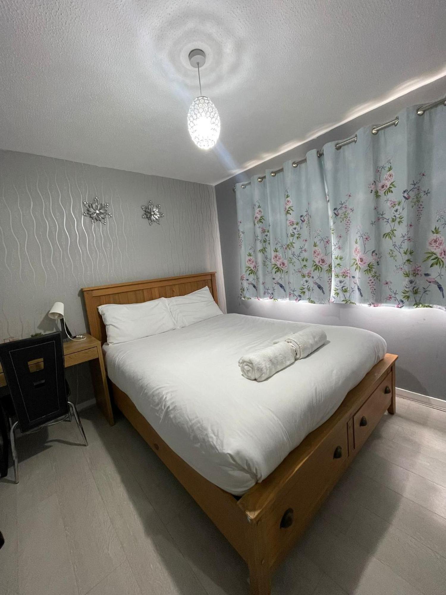 Appartement Chic 2 Bed Apartment With Free Parking- Recently Redecorated, 10 Minutes To City Centre *