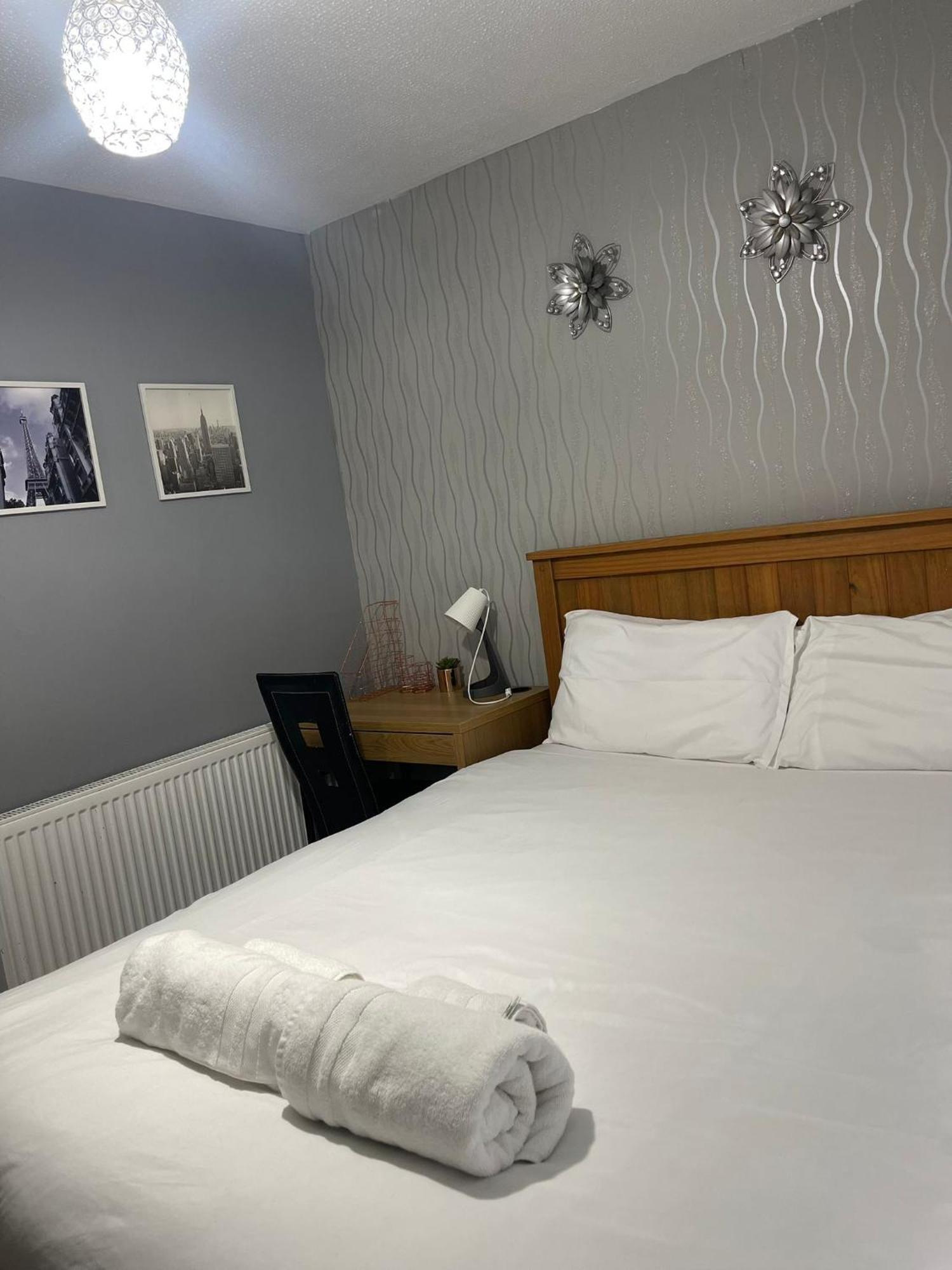 Chic 2 Bed Apartment With Free Parking- Recently Redecorated, 10 Minutes To City Centre *