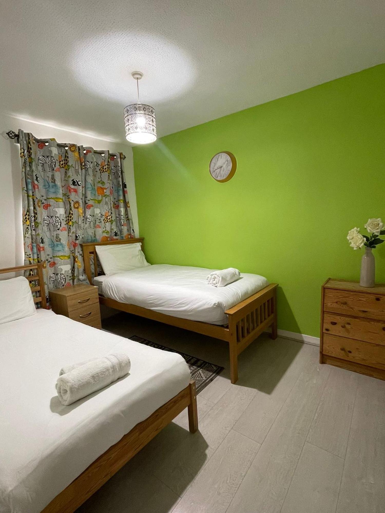 Chic 2 Bed Apartment With Free Parking- Recently Redecorated, 10 Minutes To City Centre Édimbourg
