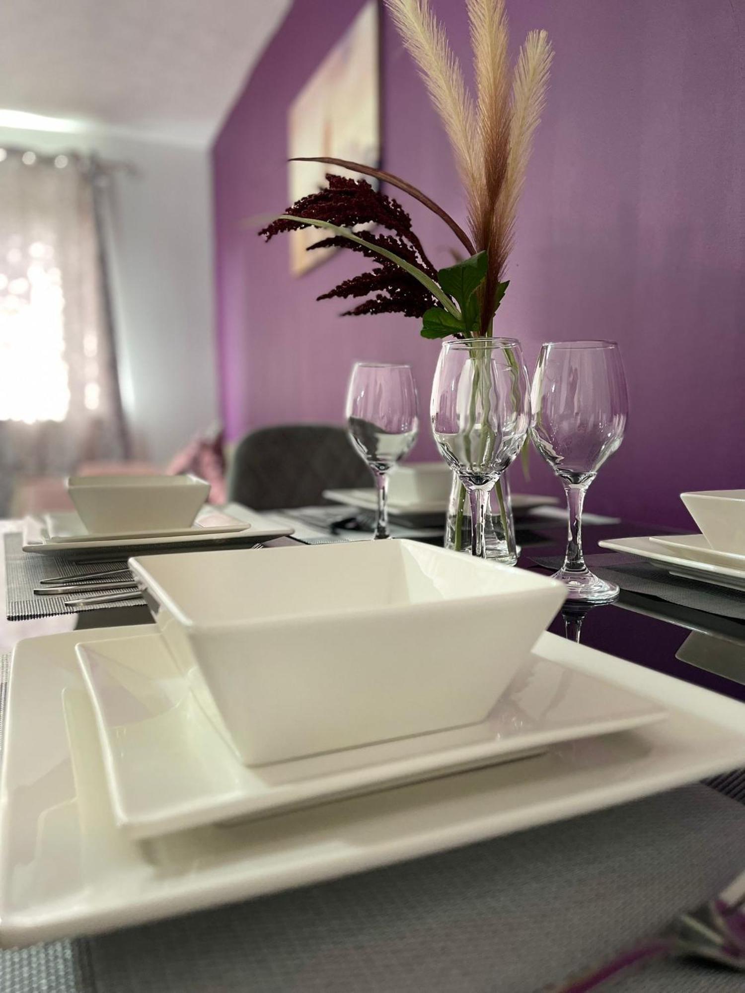 Chic 2 Bed Apartment With Free Parking- Recently Redecorated, 10 Minutes To City Centre
