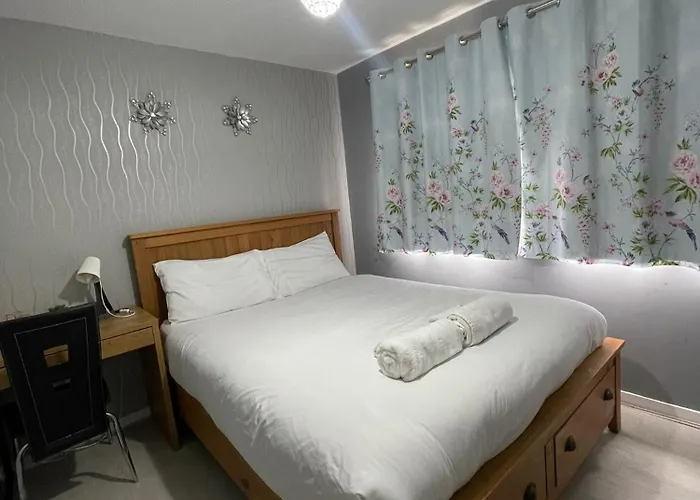 Chic 2 Bed Apartment With Free Parking- Recently Redecorated, 10 Minutes To City Centre